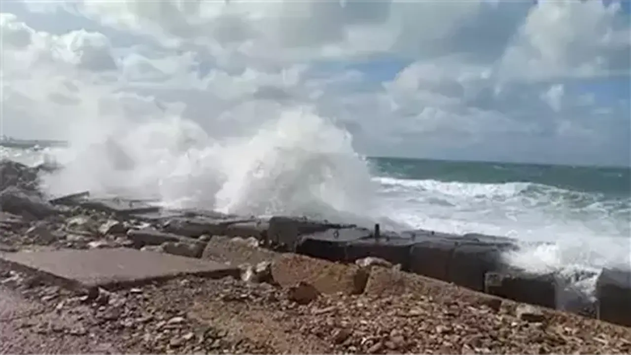 اضطراب الملاحة البحرية وأمطار متفرقة تسيطر على حالة الطقس اليوم الأحد في البلاد